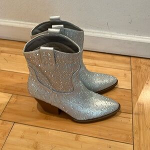 Sparkly cowgirls boots, size 8, new without tags or box